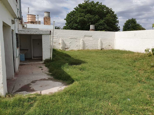 Imagen 2 de 7 de Casa En Venta - 2 Dormitorios - Barrio Altamira