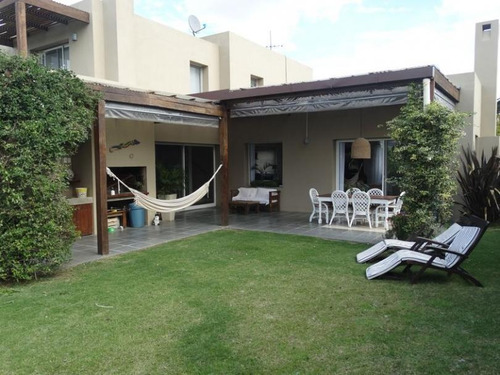 Imagen 1 de 15 de Casa En 2 Plantas, Altos De La Tahona