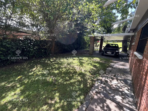 Casa En Playa Mansa, 5 Dormitorios Y 4 Baños.