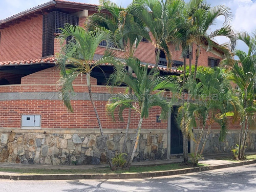 Casa En Venta .macaracuay. Estupenda Propiedad Relacion Precio Calidad,actualizadaen Esquina ,calle Cerrada.23-33440