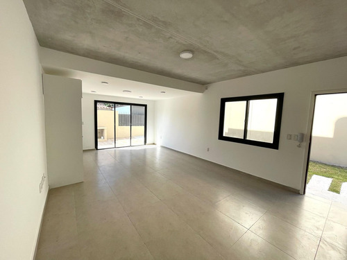 Venta Casa De 3 Dormitorios Y Dos Baños, Lomas De Solymar Sur