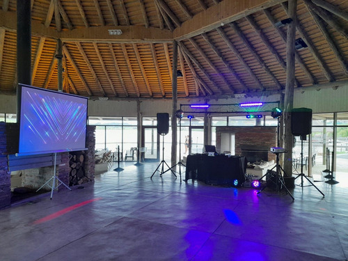 Imagen 4 de 10 de Alquiler De Proyectores Parlantes Micrófonos Luces