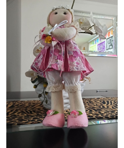 Muñeca De Tela Con Vestido Rosa Y Arreglo De Flores En Mano