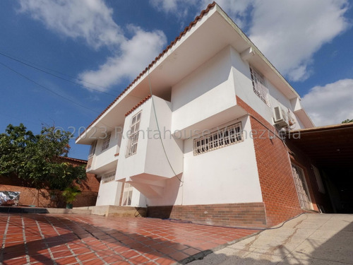 Hermosa Casa En Venta De 2 Plantas En Zona Este Barquisimeto, # 24 - 10415