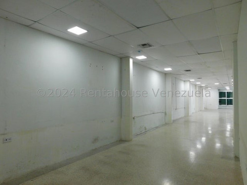 Gisselle Lobo Vende Espectacular Local En Barquisimeto 370 Metros Acabados De Lujo Pisos De Porcelanato Tanque Subterraneo 15 Mil Litros Alto Trafico Area De Oficinas Baño Pisos De Granito 2 4 2 3 5 3