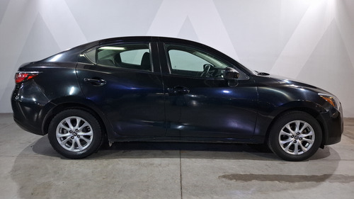 Toyota Yaris 1.5 R MID MT