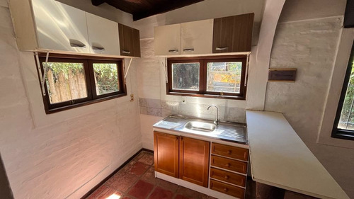 Muy Linda Casa En Terreno Compartido Lateral Al Fondo, Sobre Calle Asfaltada, 2 Dormitorios, 1 Baño, Entrada Lateral Vehicular Y Fondito.