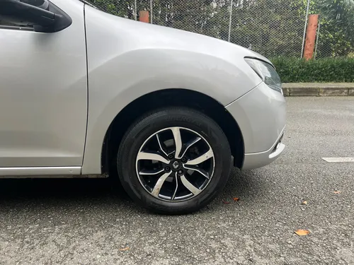 Renault Logan 1.6 Privilege / Intens