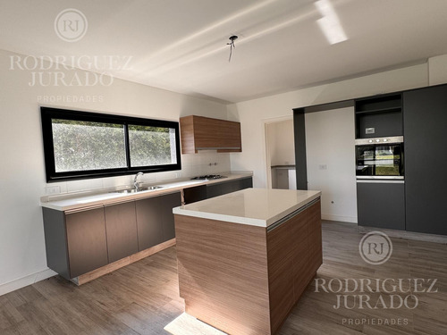 Casa En Venta De 4 Dorm Y Dependencia A La Laguna San Matias Escobar