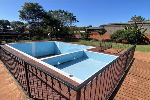 Vendo Casa Con Piscina Y Amplio Patio En Hohenau Centro: 5 Habitaciones Y 4 Baños.