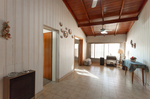 Casa Chalet En Venta Ubicado En Banfield, Lomas De Zamora, G.b.a. Zona Sur