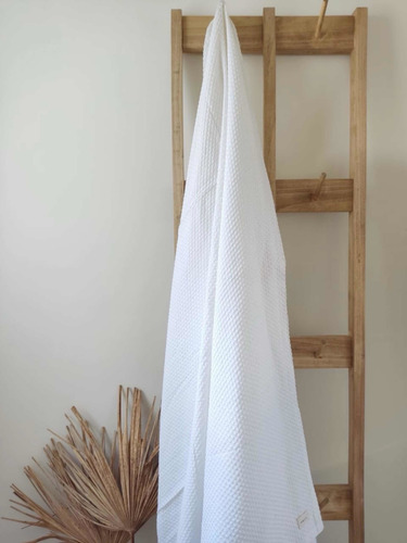 Manta Modelo Chipre Off White- 125x150 Cm