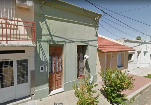 Imagen 2 de 10 de Casa De Dos Dormitorios, Un Baño, Excelente Zona. Amplio Jardin