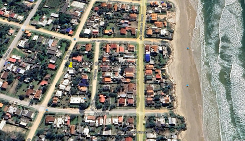 Inmobiliaria Costa Azul Vende Una Linda Casa Muy Cerca De La Playa De Costa Azul , De Tres Dormitorios Y Dos Baños.