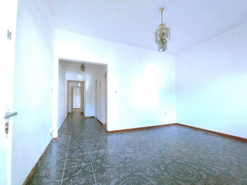 Alquiler En La Teja, Casa De 2 Dormitorios Al Frente, Con Jardin Y Rejas, Patio Chico Con Parrillero, Sin Gastos Comunes