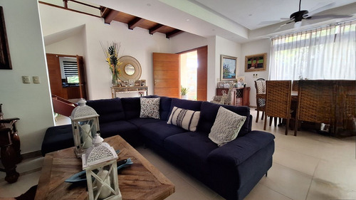 Vendo En Guavaberry Espectacular Villa. 3 Hab. 3 Baños Piscina 280m2