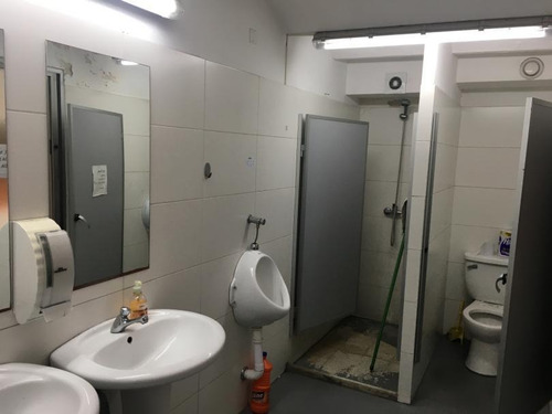 Local Comercial Moderno Con Gran Depósito En El Centro De Montevideo