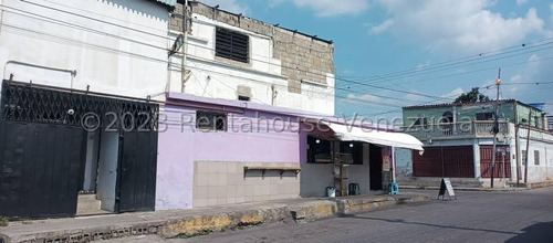 Raiza Suarez Vende Propiedad Comercial En Oeste De Barquisimeto 2 3 2 8 1 3 5, Ubicado En Una Carrera Importante Y Muy Transitada De La Zona, Cuenta Con 4 Locales Y 1 Apartamento En La Parte Superior