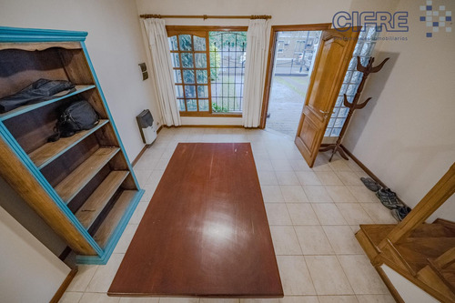 Duplex De 4 Ambientes Quincho, Jardin Y Cochera Para 2 Autos