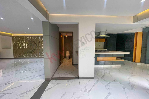 Espectacular Casa En Venta En Bosques De Las Lomas, Varios Niveles Con Jardín Y Remodelada
