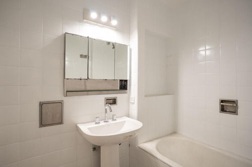 Departamento En Recoleta De 3 Ambientes Con Dependencia.