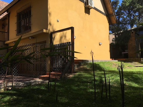 Casa En Venta - 4 Dormitorios 2 Baños - Cocheras - 660mts2 - Valeria Del Mar