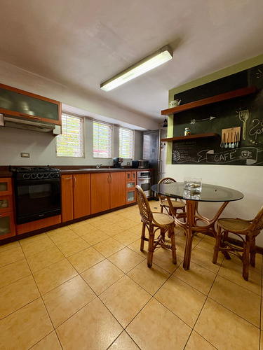 Apartamento En Venta En Los Samanes, 148 M2 Arf