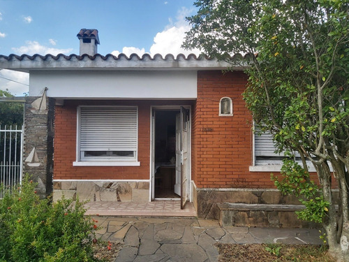 Imagen 3 de 21 de Estupendo Chalet 2 Dorm Parquet. Living Estufa Aleña. Cocina Amplia Y Baño De Época. Impecable Mantenido. Excelente Construcción En 1129 Mts2. Jardin. Garage. Entrad Lateral. Fondo Arbolado Sobre Av.