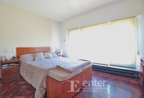 Imagen 13 de 25 de Divina - Gran Casa Con Hermoso Jardín- Zona Residencial De Parque Batlle - 4 Dormitorios / 3 Baños Construidos 224 M2 / Terreno 331 M2. Lugar Para Dos Vehículos.
