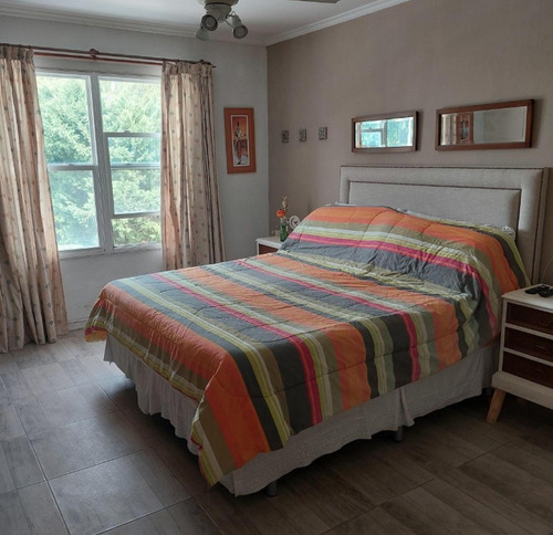 Casa 5 Dormitorios, Jardín, Piscina En Barrio Los Jazmines