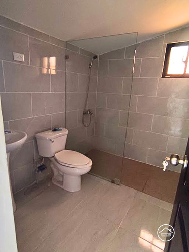 Casa Familiar De 4 Habitaciones, Próxima A La Sirena De San Isidro