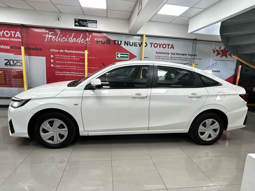 Toyota Yaris 4p Sedán Base L4/1.5 Aut