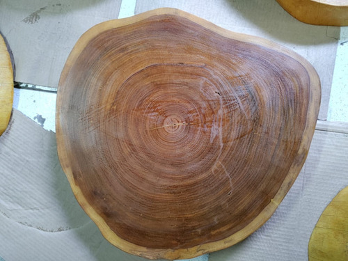 Imagem 3 de 4 de Bolacha Envernizada Tronco Rústico Bandeja Tábua 40cm A 48cm