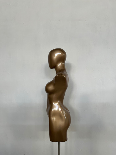 Maniqui De Dama Cabeza De Huevo Dorado Con Base Cromada Dorado Oscuro