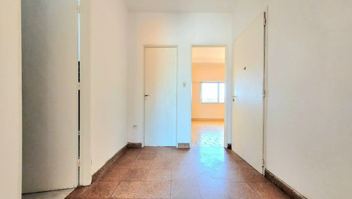 Venta Depto Piso 3 Amb, Muy Amplios, Al Frente Con Balcon (108 Mt Totales)