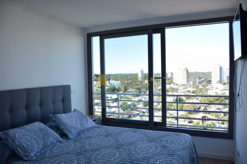 Apartamento Muy Cerca De La Peninsula Y De La Playa, Cuenta Con 2 Dormitorios, 2 Baños, Living-comedor, Cocina , Terraza Y Garaje.- Ref: 1911