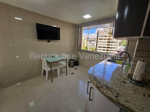 Los Palos Grandes !! Espectacular Apartamento Totalmente Amoblado, 155 M2, 3 Hab., 3 Baños, 2 Pe, Estudio, Pisos De Mármol, Área Servicio. Edf. Con Pozo De Agua, Hermosos Jardines. Vigilancia 24/7 !!