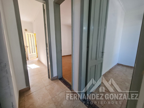 Alquiler De Casa De 3 Ambientes Con Patio Y Cochera En Banfield