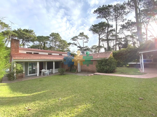 Vende Chalet Tres Dormitorios , Dos Baños Y Dormitorio Y Baño De Servicio - Ref : Eqp3180