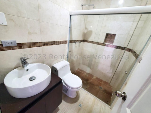 Townhouse En Venta Urb Cantarrana Suites Maracay 24-13727
