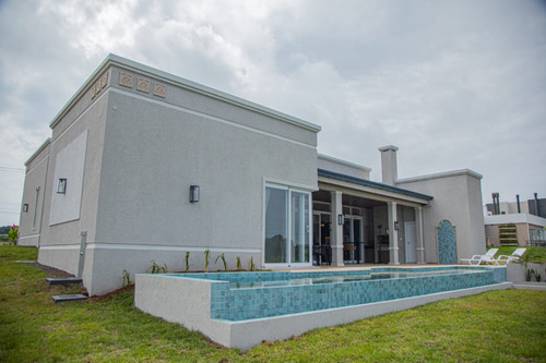 Vendo Casa Amoblada Con Piscina En El Barrio Cerrado Aguavista: 4 Habitaciones Y 5 Baños