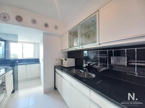 Apartamento En Aguas Azules, 4 Dormitorios Frente Al Mar, Con Parrillero. Brava, Punta Del Este