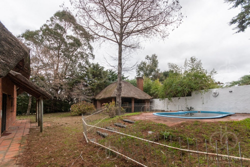 Cabaña Cerca Del Mar, 5 Dormitorios, Piscina Y Parrillero. Pinares, Punta Del Este.- Ref: 454