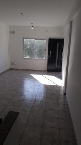 Imagen 5 de 9 de Venta. Dpto. 2 Amb. Planta Alta Con Cochera - José C Paz