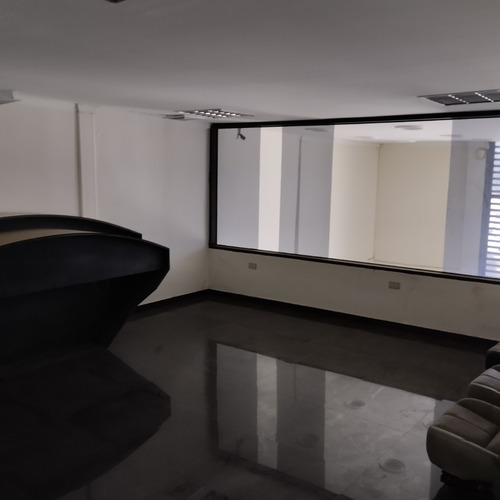 Edificio O Local Comercial En El Sector Amparo