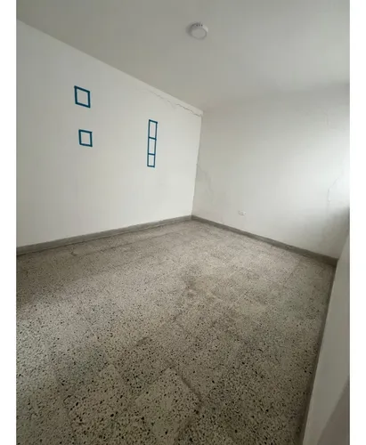Edificación De 3 Pisos Para La Venta En Laureles
