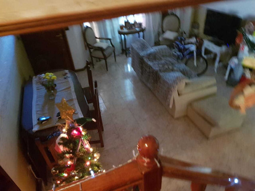 En Venta En Ciudad Jardin Triplex 5 Ambientes 3 Baños , Jardin Con Cochera Cubierta Con Rejas Al Frente, Living Comedor Amplio ,toilet, Cocina Comedor F: 8545