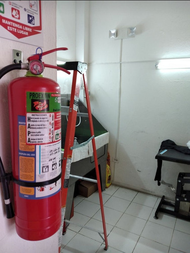 Imagen 6 de 9 de Extintor Pqs De 10 Libras Instalado A Domicilio Quito