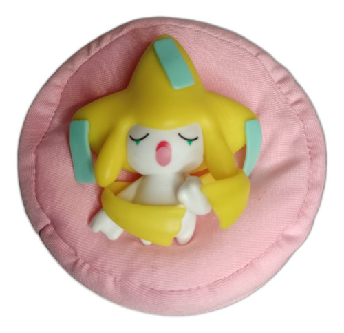 Figura Pokémon Jirachi Durmiendo Sobre Almohadon