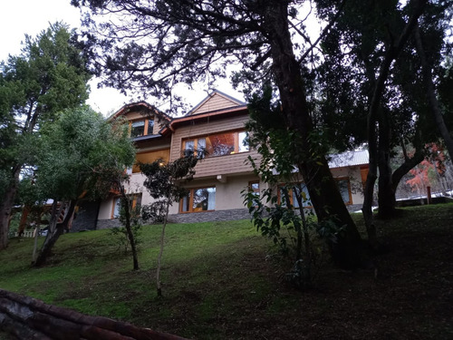 Venta Hermosa Y Confortable Casa En Barrio Valle Escondido, San Carlos De Bariloche, Provincia De Río Negro. Argentina